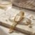 ⁦ساعة مايكل كورس (Michael Kors) ذهبية - تصميم كلاسيكي فاخر⁩ - الصورة ⁦2⁩